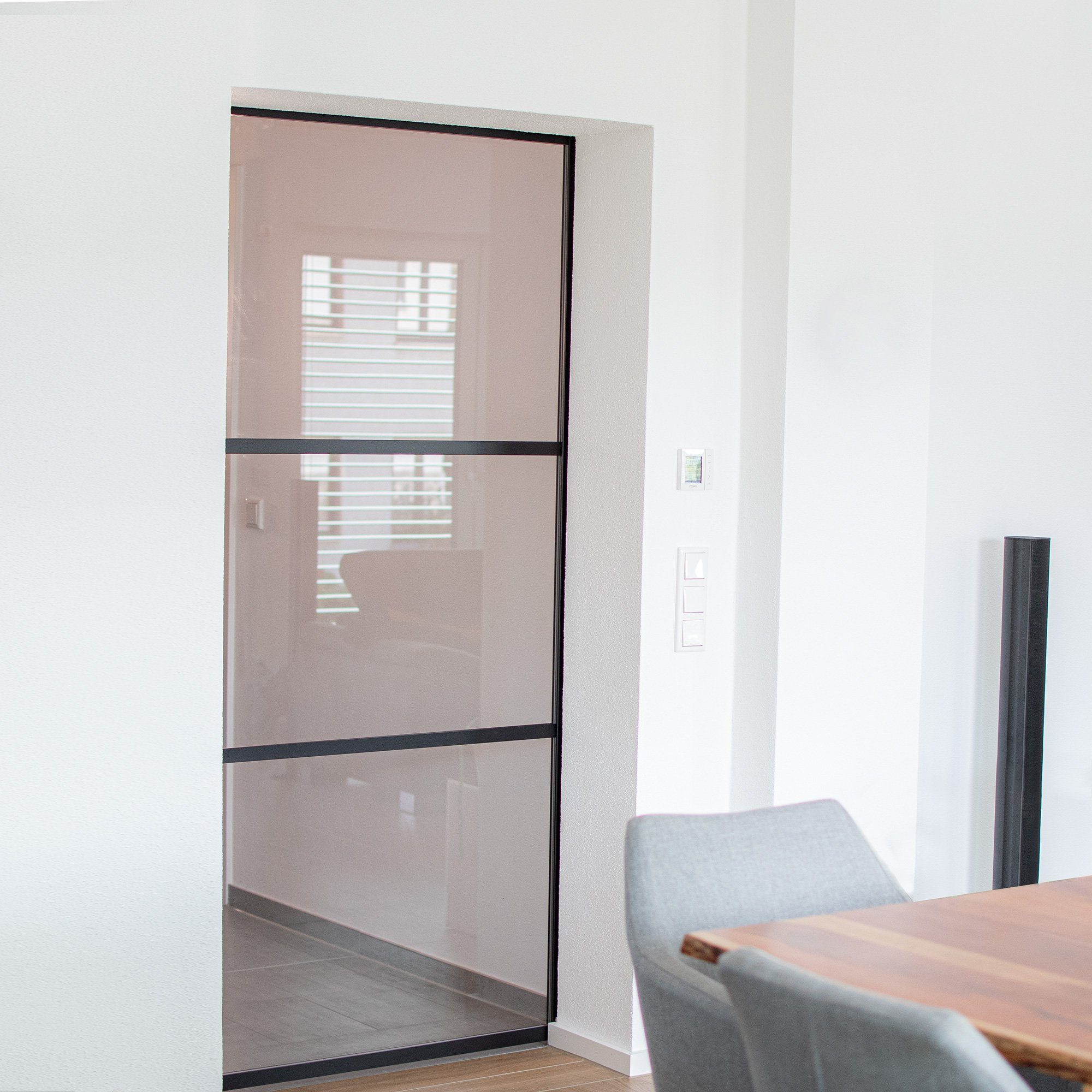 inova wohnen Glasschiebetür mit schwarzem Aluminium Rahmen und Dekorleisten, 75,5 x 203,5 cm, Lofttür