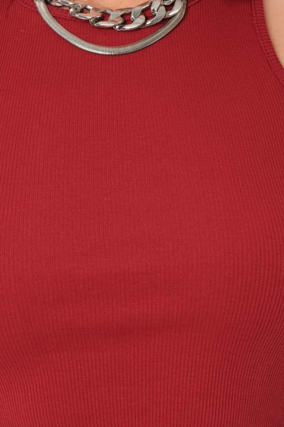 Domoda  Burgunderfarbenes Crop-Top mit Neckholder und gerippter Sportler-Bluse