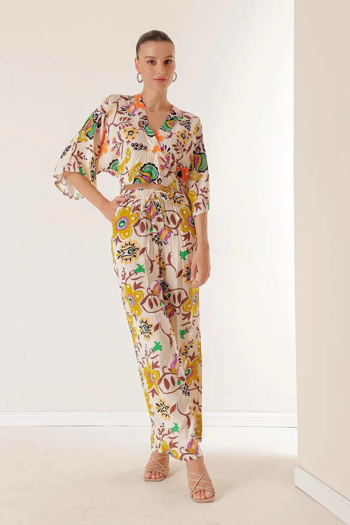By Saygı  Palazzo-Hose mit elastischer Taille und Taschen vorne und hinten, V-Ausschnitt, bauchfrei, geblümter Doppelanzug