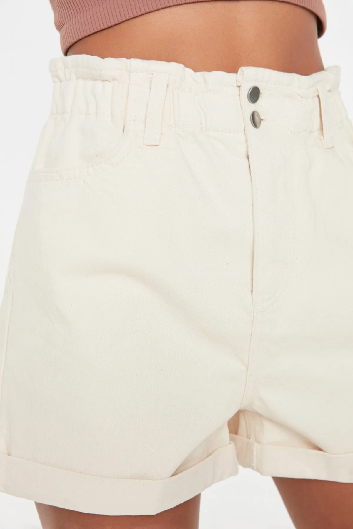 Trendyol Collection  Ecrufarbene Jeansshorts mit elastischer Taille TWOSS20SR0186