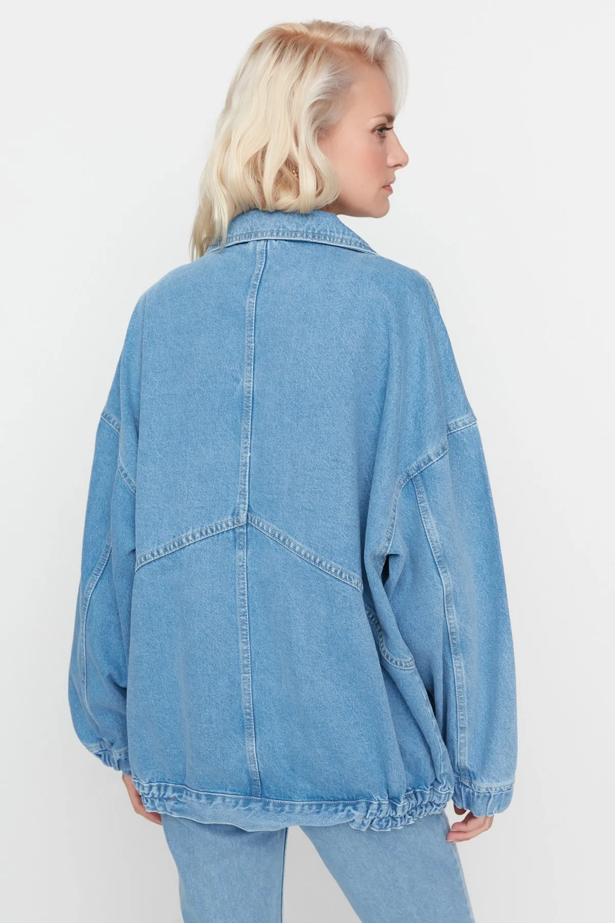 Trendyol Collection  Blaue Oversize-Jeansjacke mit Taschendetail TWOSS21CE0289