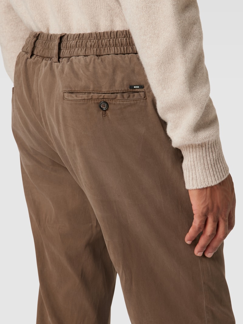 Slim Fit Chino mit französischen Eingrifftaschen in mittelbraun