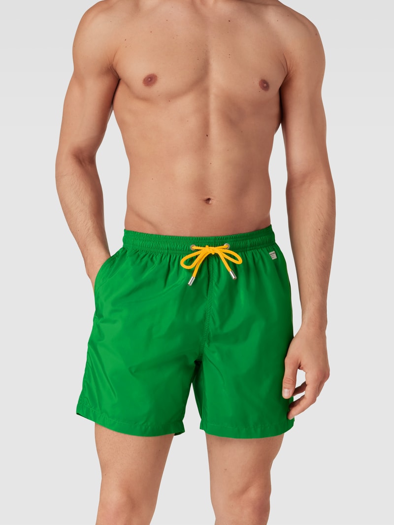 Badehose mit Label-Patch in grün