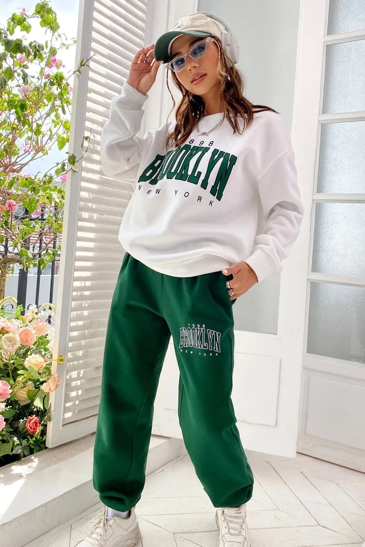 MODAGEN  Grün-weißes Brooklyn-Print-Trainingsanzug-Set für Damen in Übergröße mit Rundhalsausschnitt und Oberteil