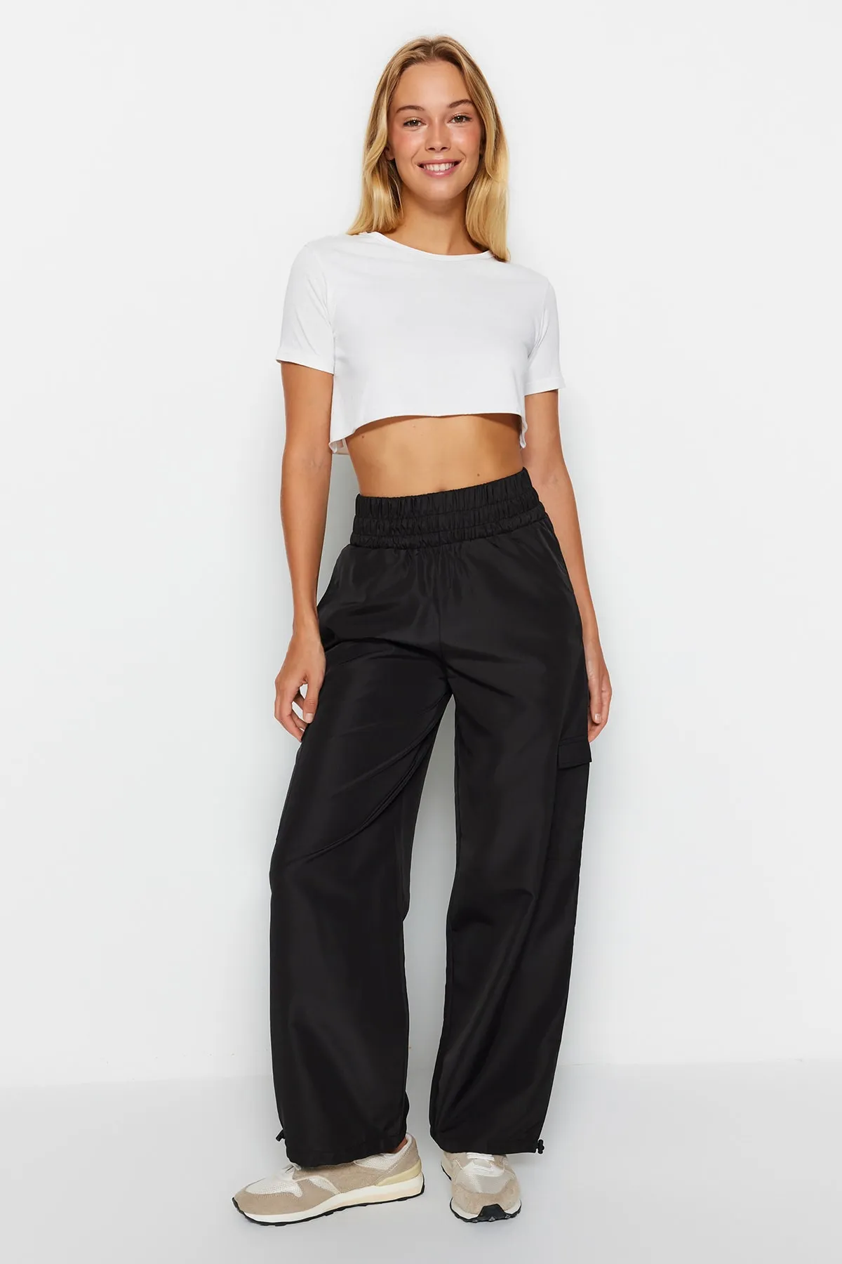 Trendyol Collection  Schwarze gestrickte Sporthose aus Fallschirmstoff mit Taschendetails THMAW24EA00002