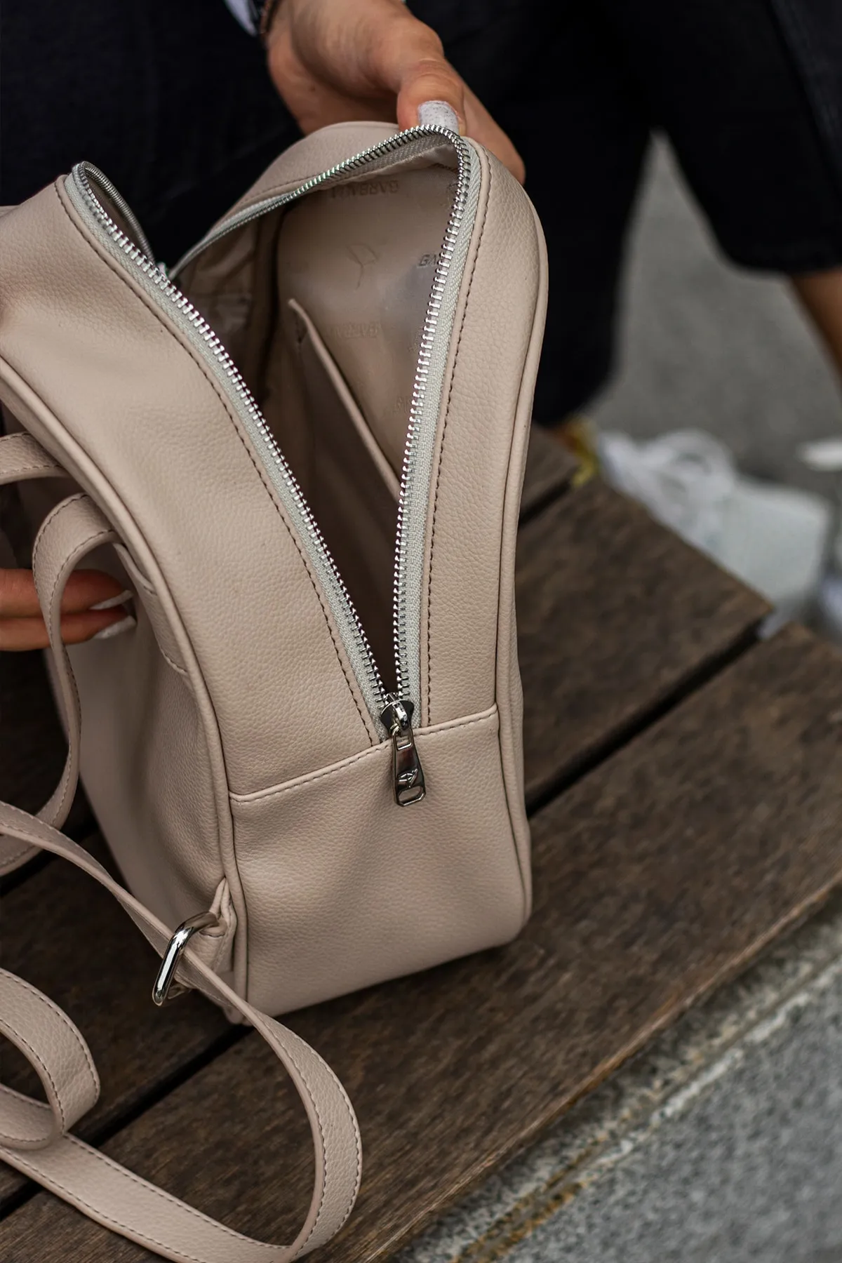Garbalia  Beigefarbener Damenrucksack „Oslo“ mit mehreren Fächern, doppelter Innentasche und äußeren Reißverschlussösen