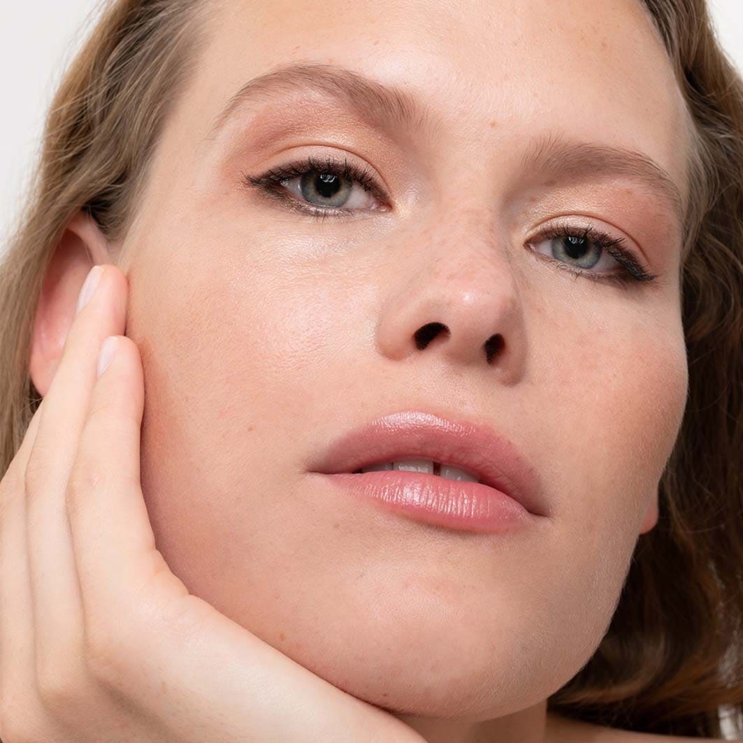 Lápiz de ojos Kajal natural de Nui Cosmetics