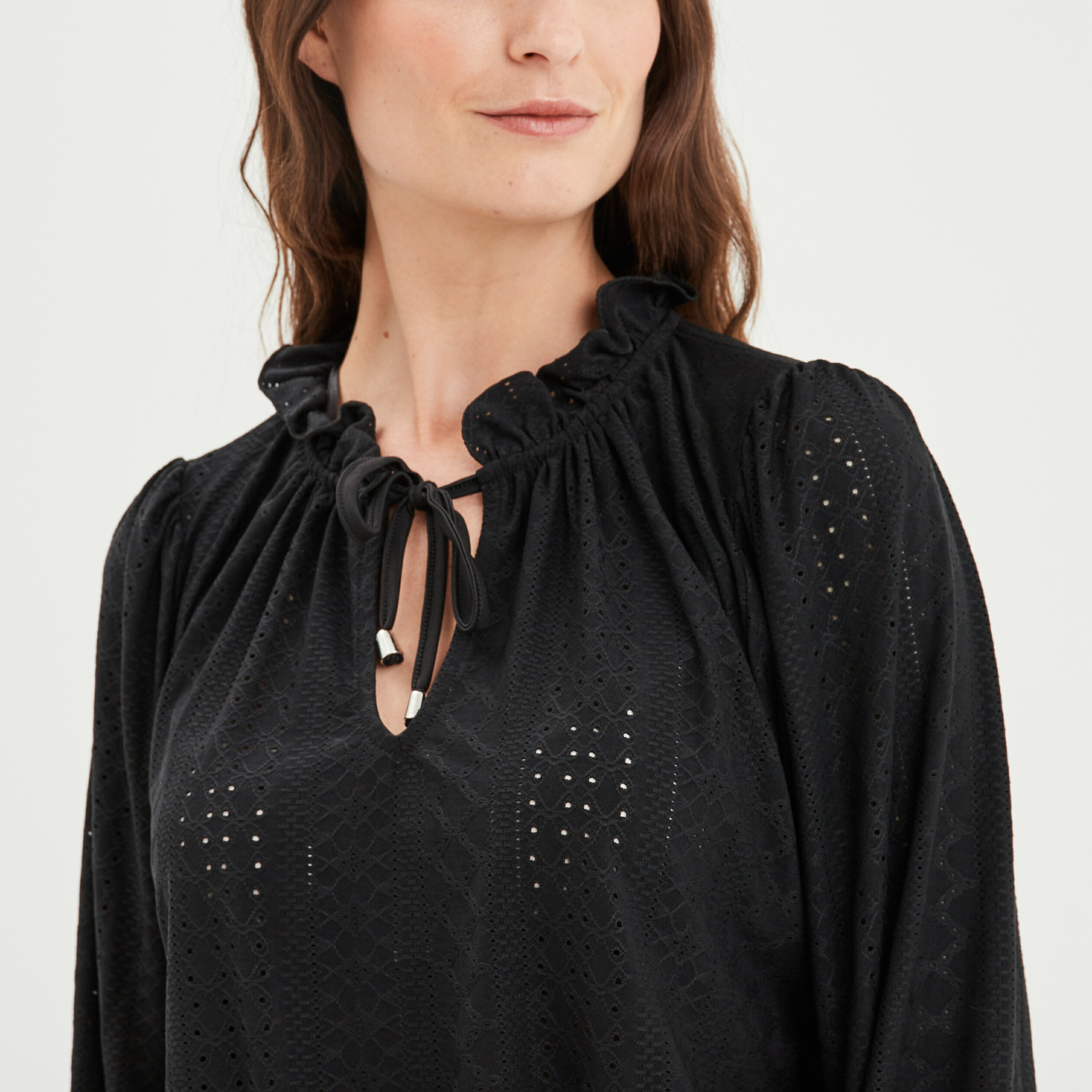 T-shirt dentelle taille smockée Liberto noir femme | La Halle