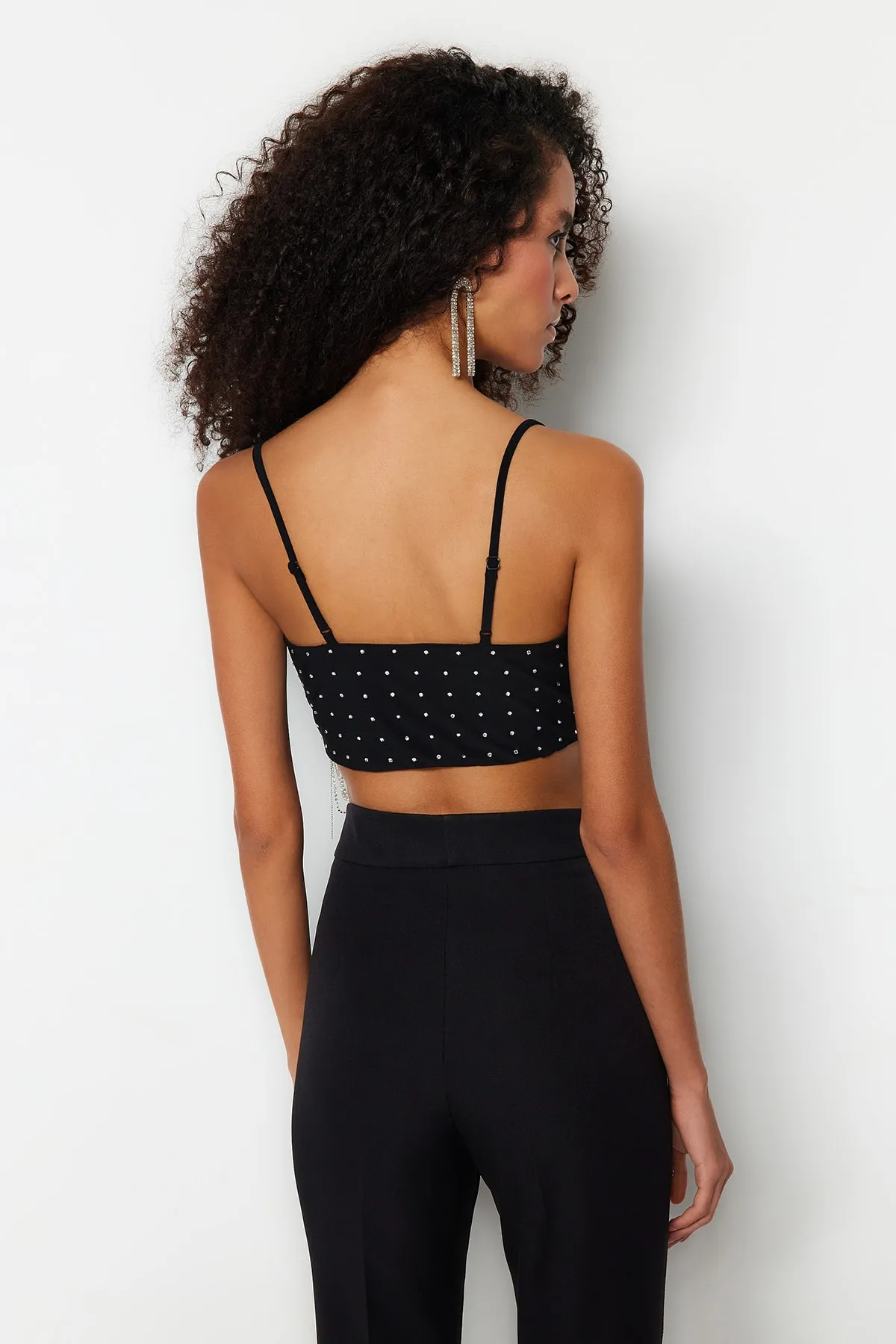 Trendyol Collection  Schwarzes, bauchfreies, gefüttertes, gestricktes Bustier mit glänzendem Stein TPRSS23BS00109