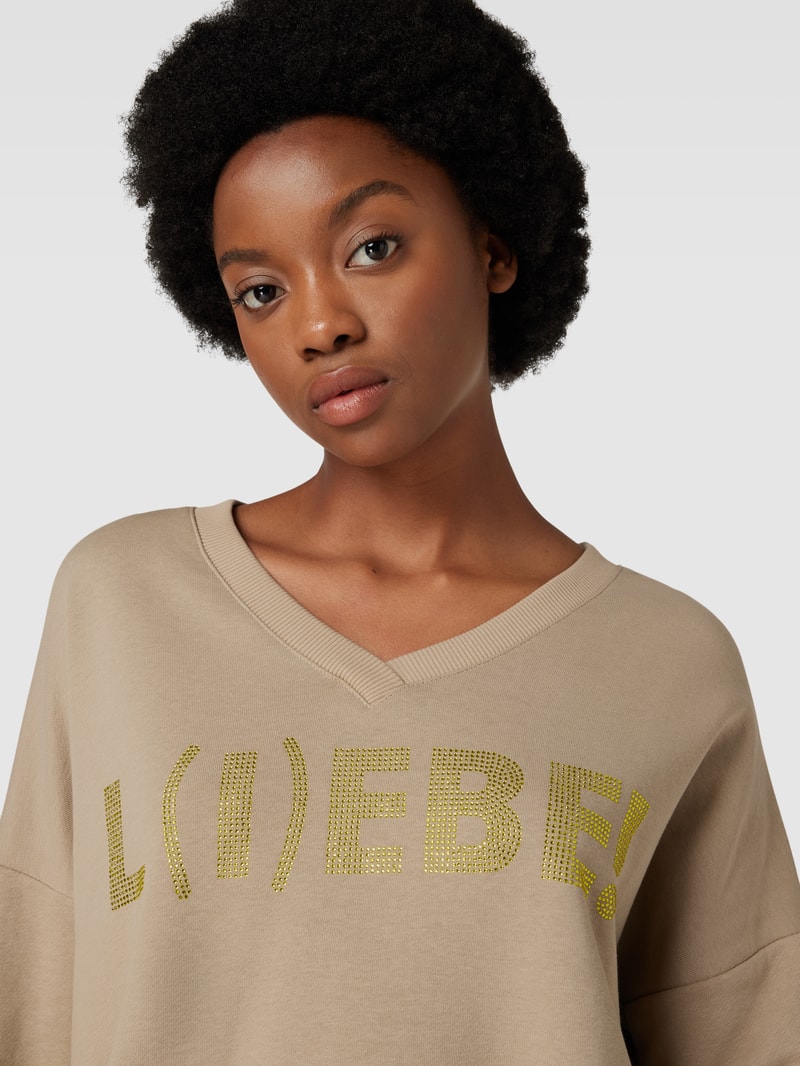 Sweatshirt mit Ziersteinbesatz Modell 'L(I)EBE!' in sand