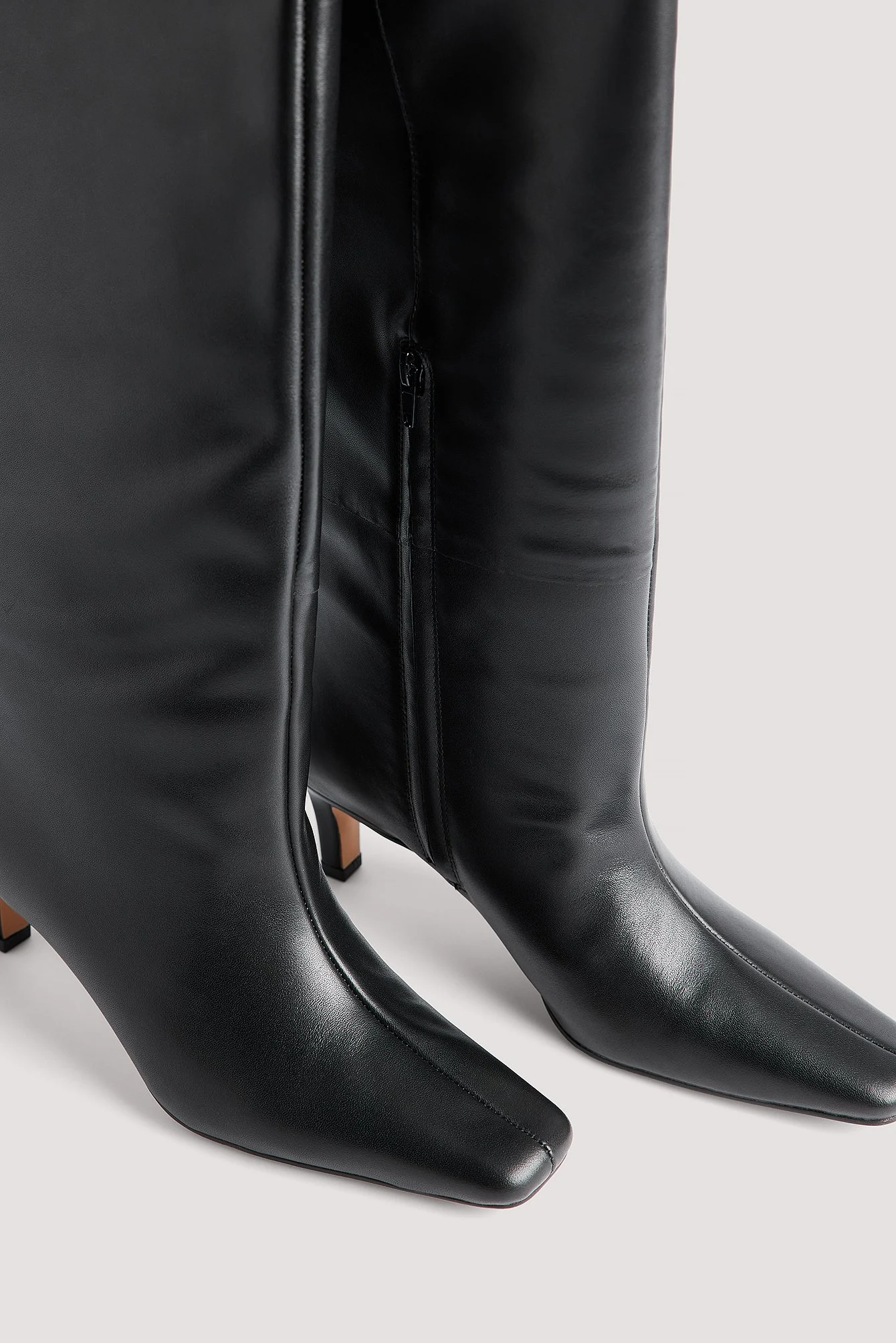 Stiletto-Lederstiefel mit weitem Schaft