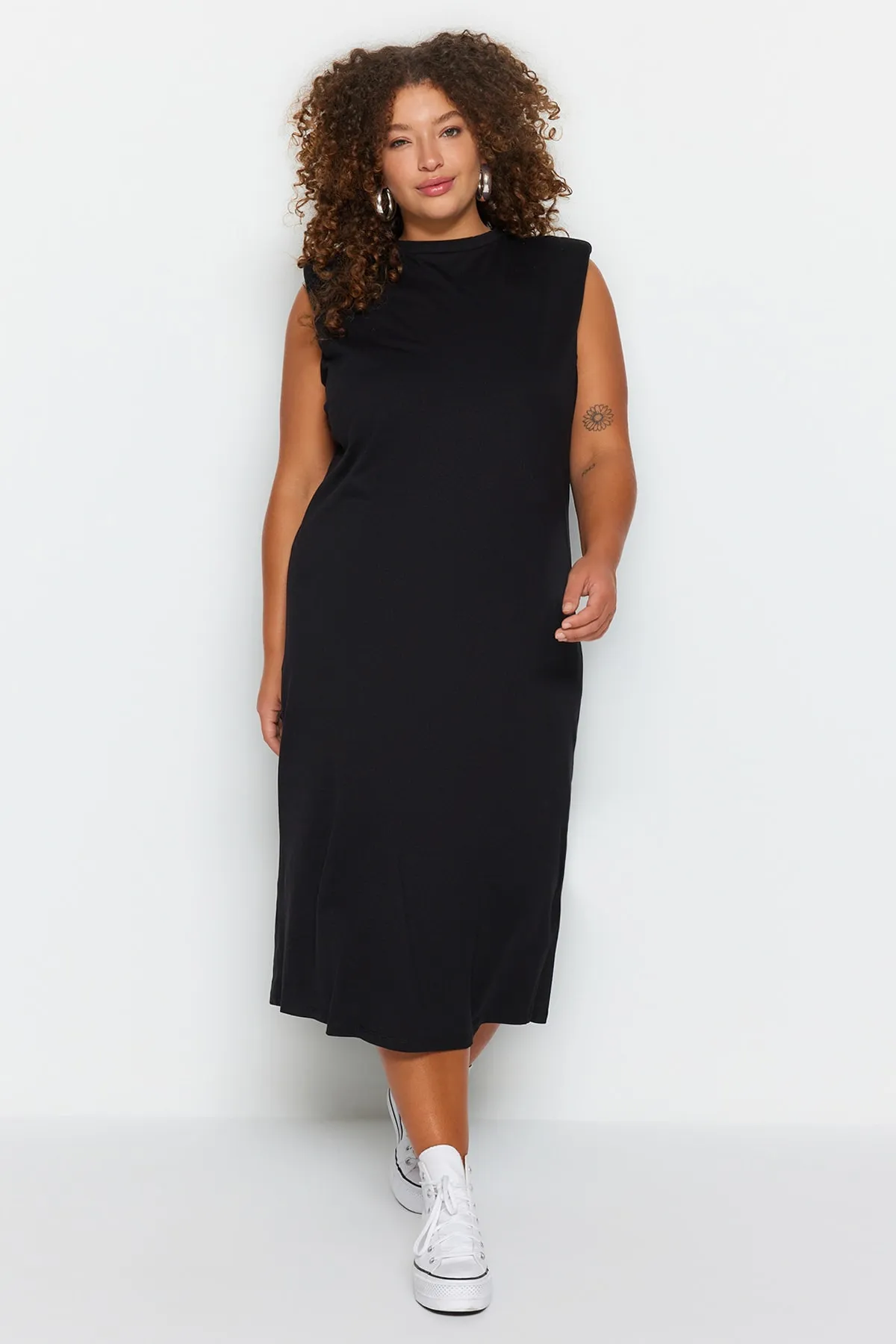 Trendyol Curve  Schwarzes, gepolstertes Strickkleid mit Rundhalsausschnitt TBSSS23AH00079