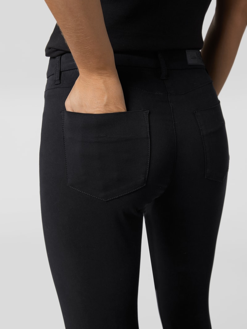 Skinny Fit Jeans mit Umschlag in schwarz