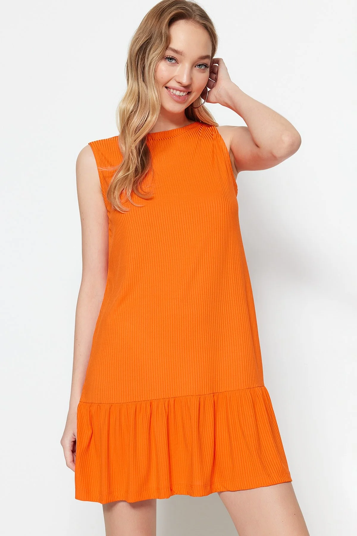 Trendyol Collection  Orangefarbenes Etuikleid mit Volants und geradem, geripptem Mini-Strickkleid mit Nullärmeln TWOSS22EL0794