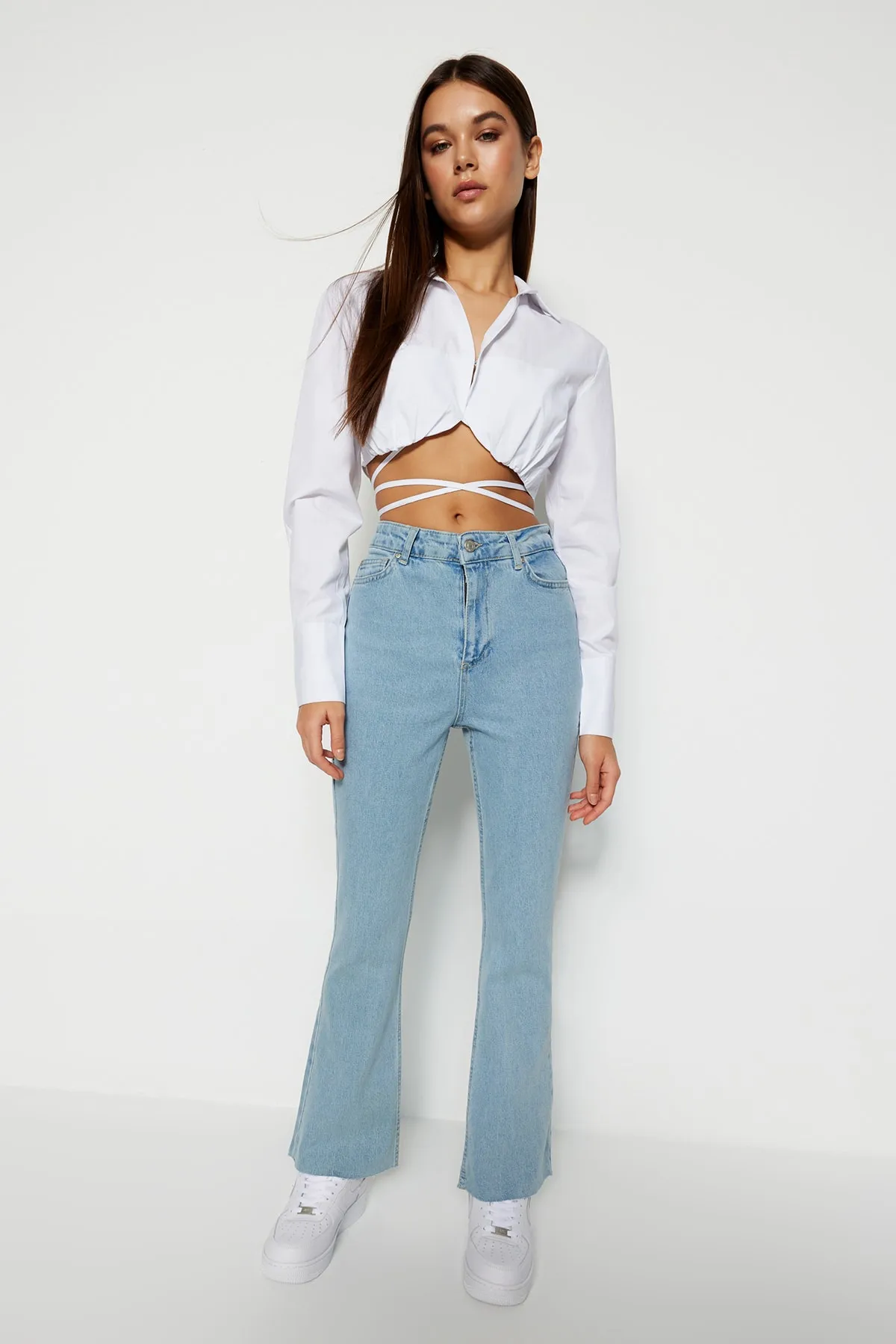 Trendyol Collection  Hellblaue High Waist Crop Flare Jeans TWOAW21JE0159