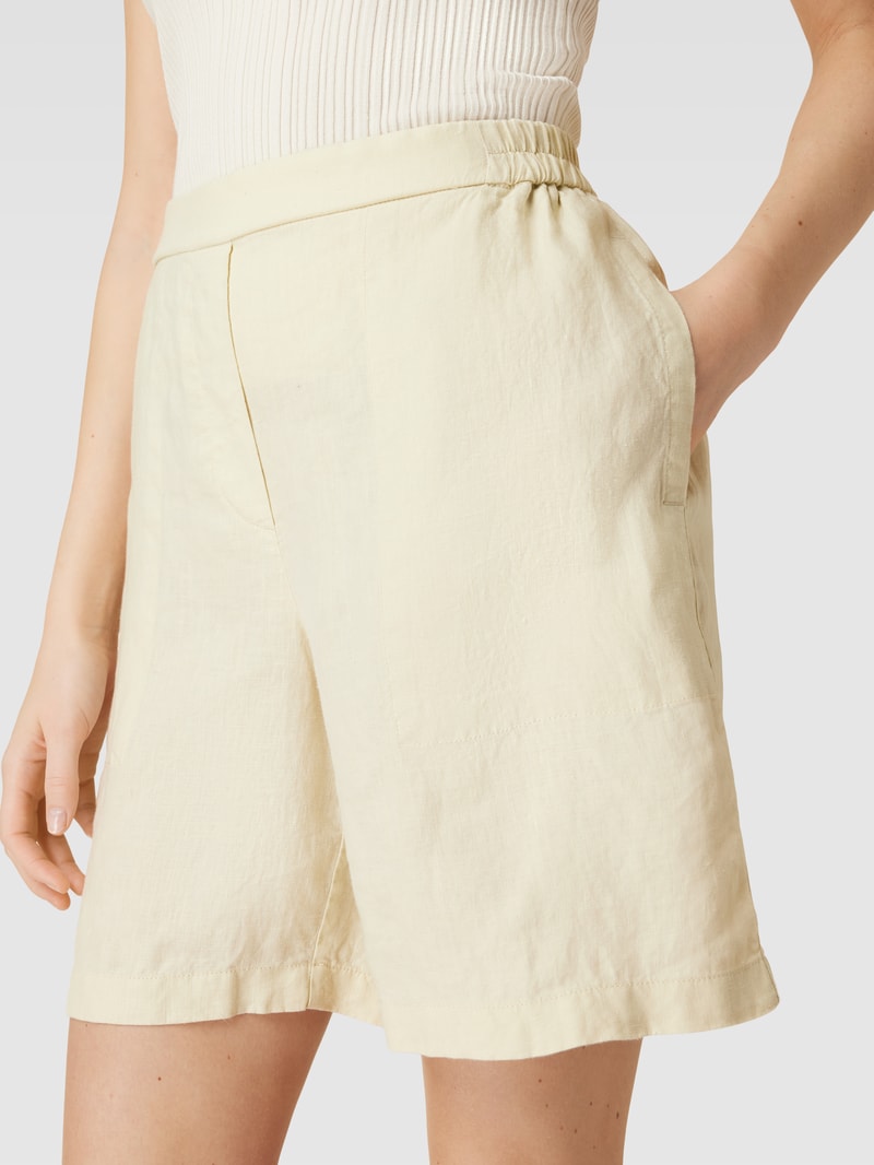 Shorts aus Leinen mit Paspeltasche am Gesäß in kitt