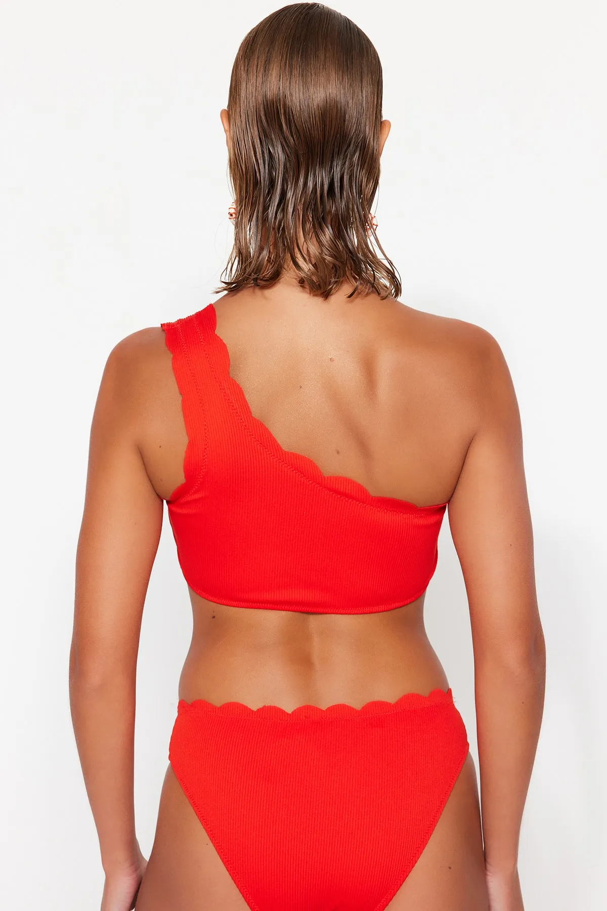 Trendyol Collection  Rotes, einschultriges, lasergeschnittenes, strukturiertes Bikinioberteil TBESS23BU00377