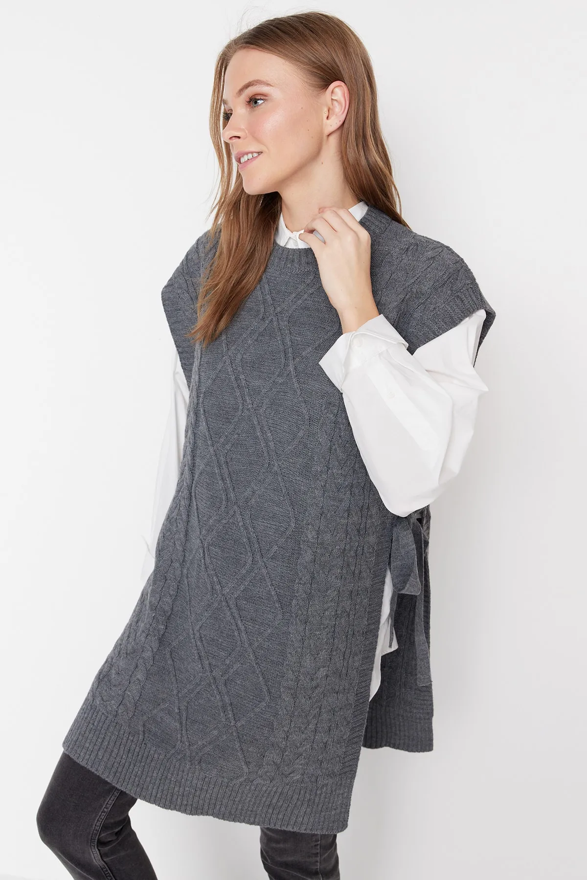 Trendyol Modest  Anthrazitfarbener geflochtener Strickpullover mit Schnürung an der Taille TCTAW22UV0018