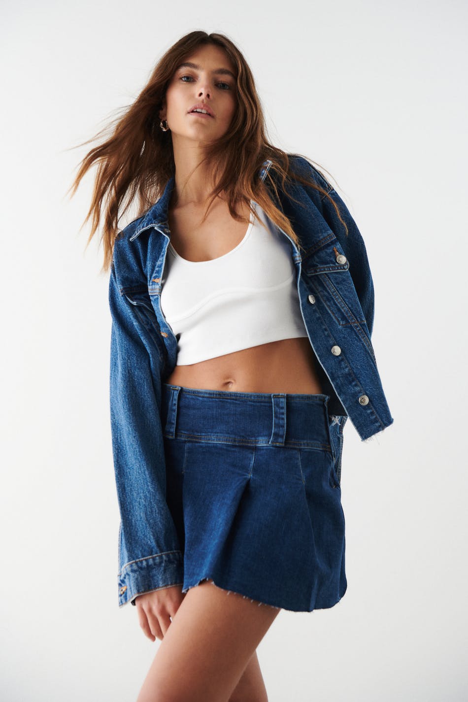 Low pleated denim skirt