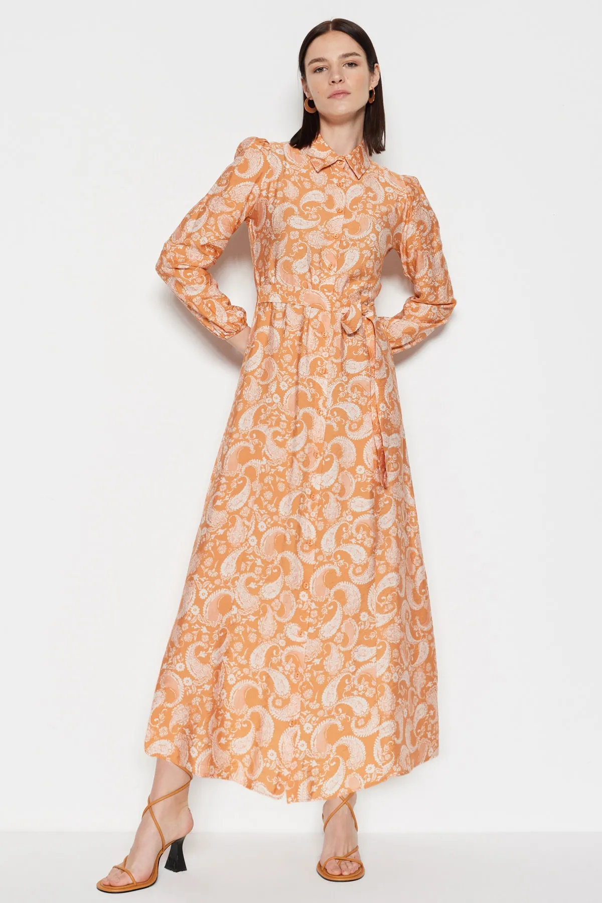 Trendyol Modest  Orangefarbenes gewebtes Hemdblusenkleid mit Schalkragen und Muster TCTSS23EB00145