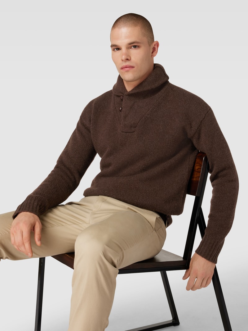 Strickpullover mit überschnittenen Schultern in camel meliert