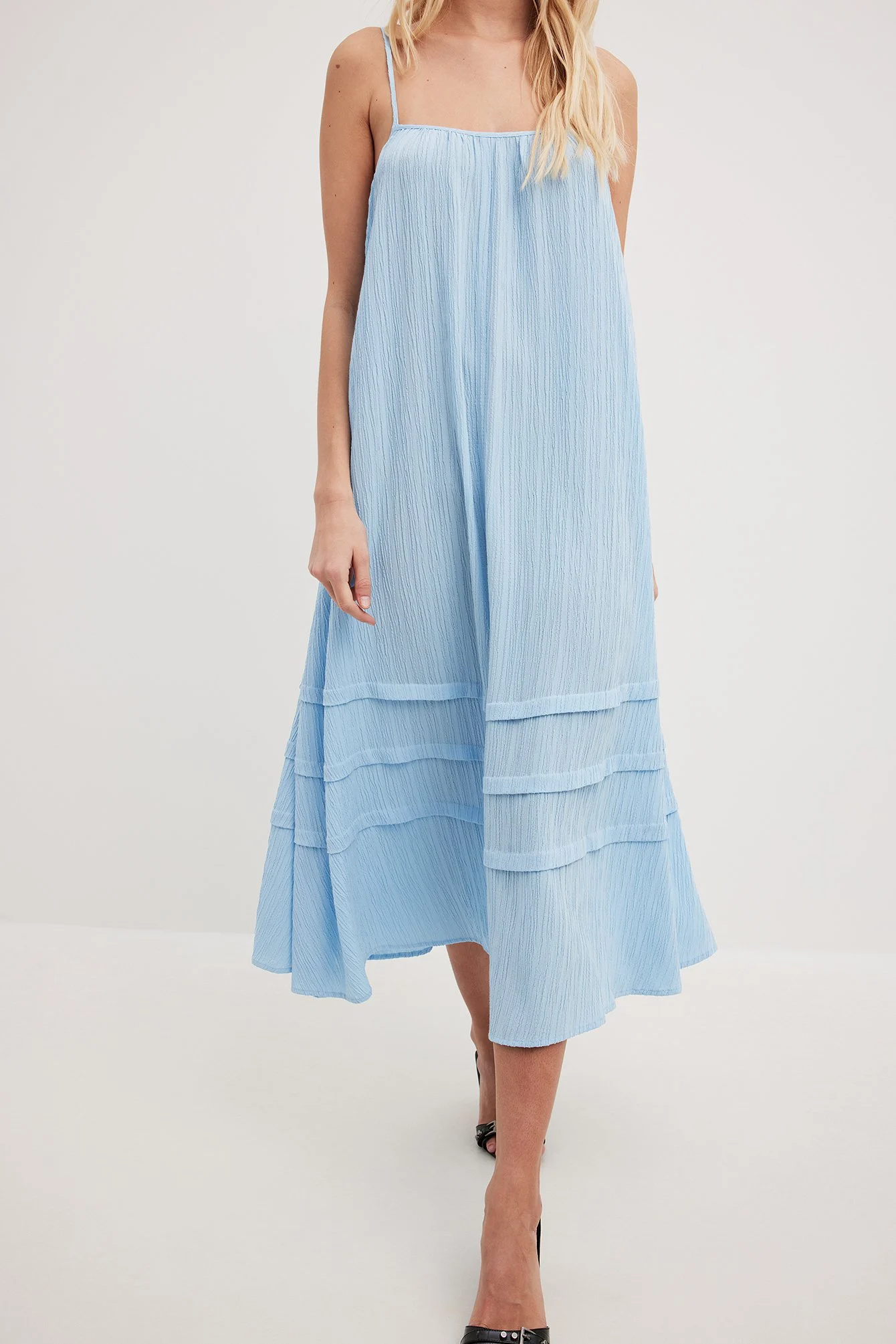 Strukturiertes fließendes Midikleid