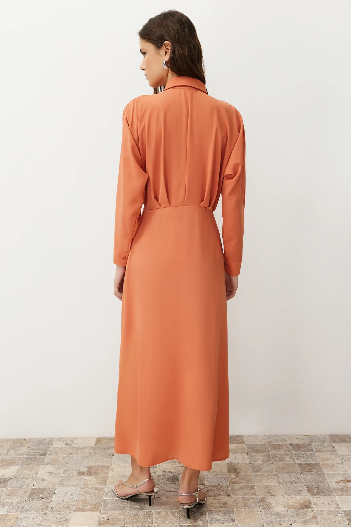 Trendyol Modest  Gewebtes Hemdblusenkleid mit Fliesendetail TCTSS24EB00011