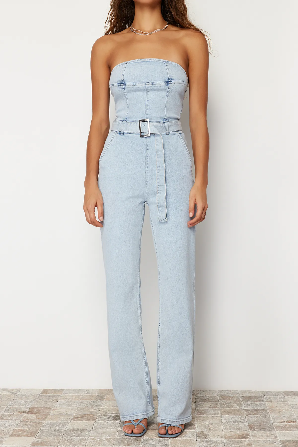 Trendyol Collection  Hellblauer trägerloser Denim-Jumpsuit mit Gürtel TWOSS24TU00023