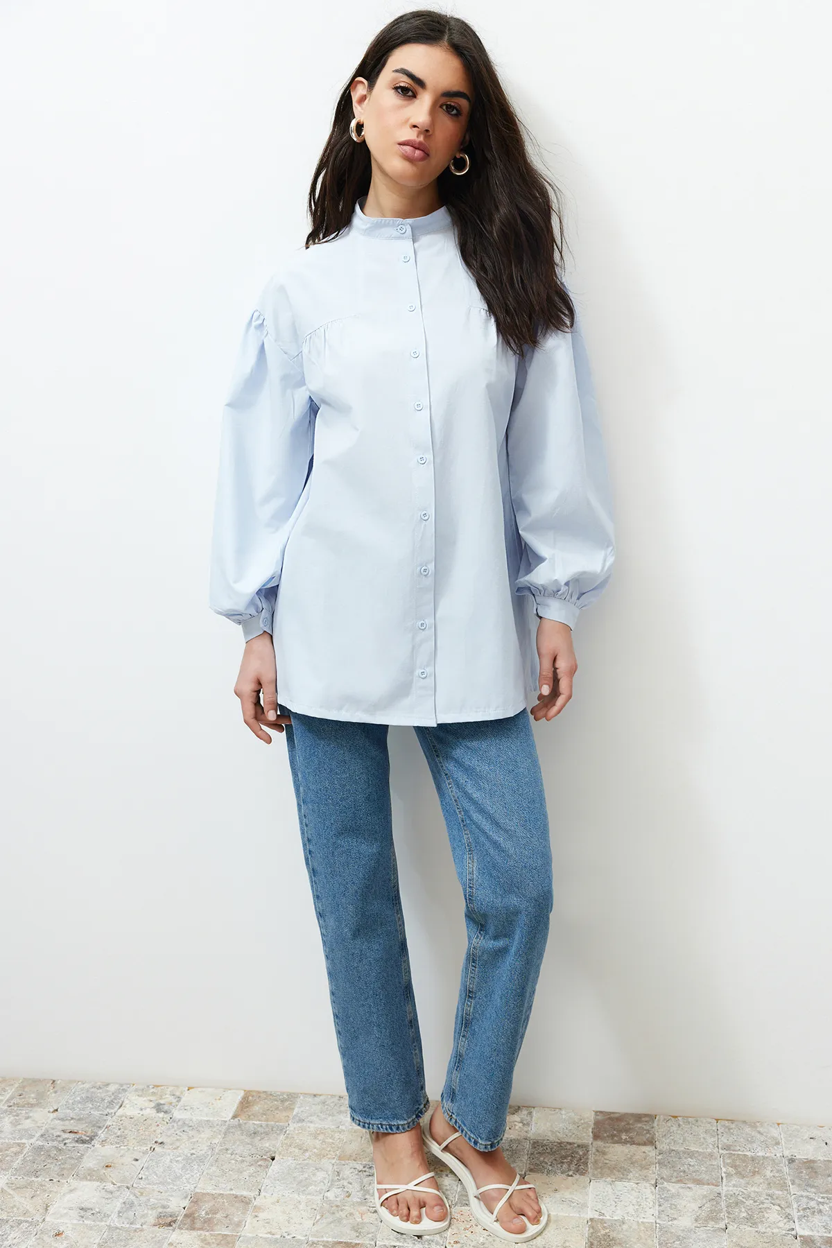 Trendyol Modest  Hellblaues Basic-Webhemd aus Baumwolle mit Rüschendetails TCTSS24TG00055