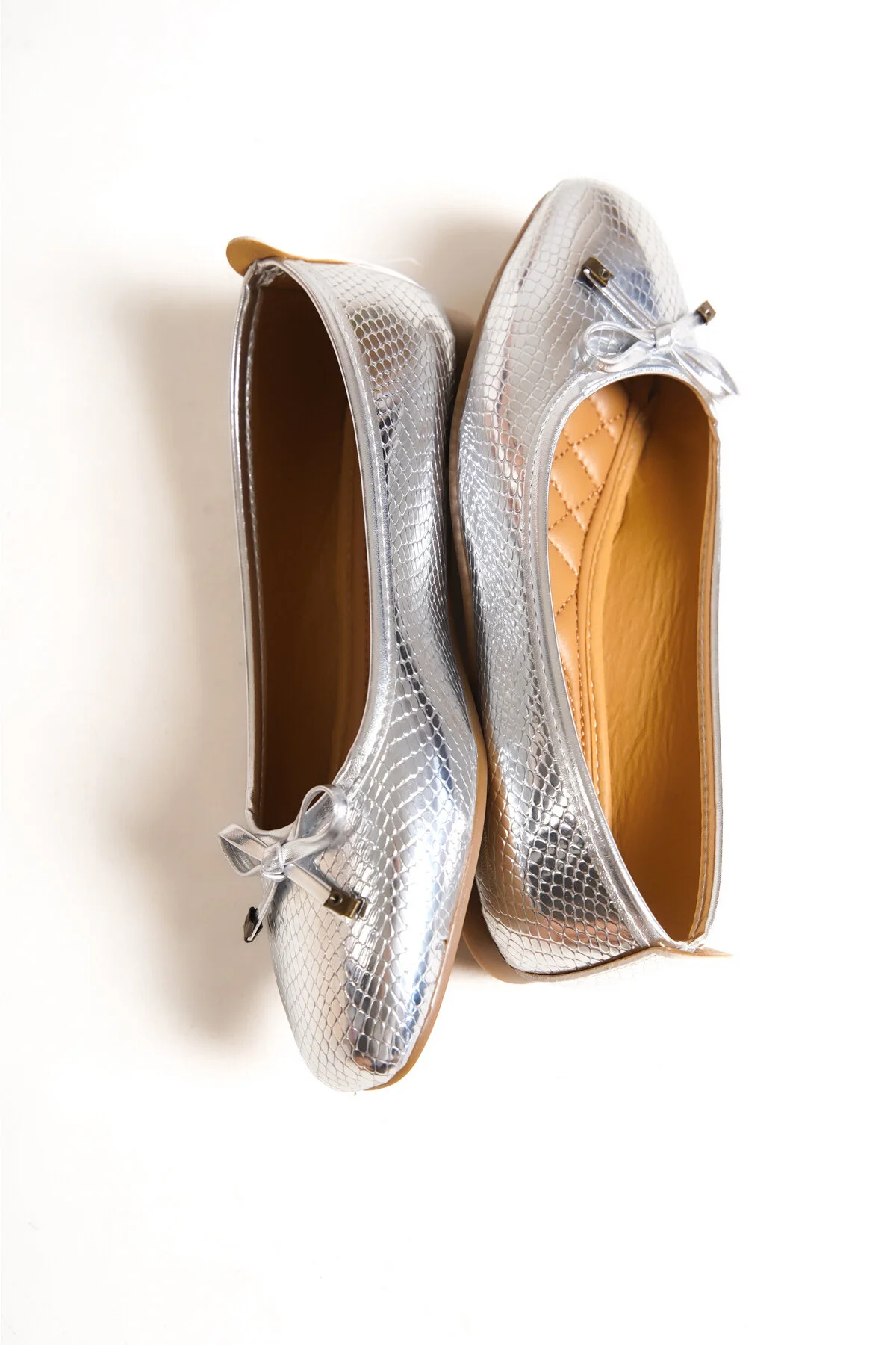 Capone Outfitters  Hana Trend Silver Damen-Ballerinas mit Schleife