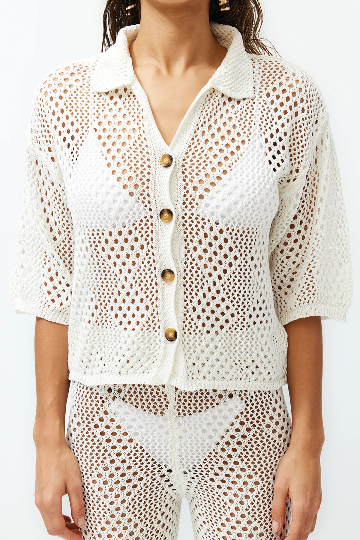 Trendyol Collection  Ecru gestricktes Hemd- und Hosen-Set im Strick-Look TBESS24AU00043