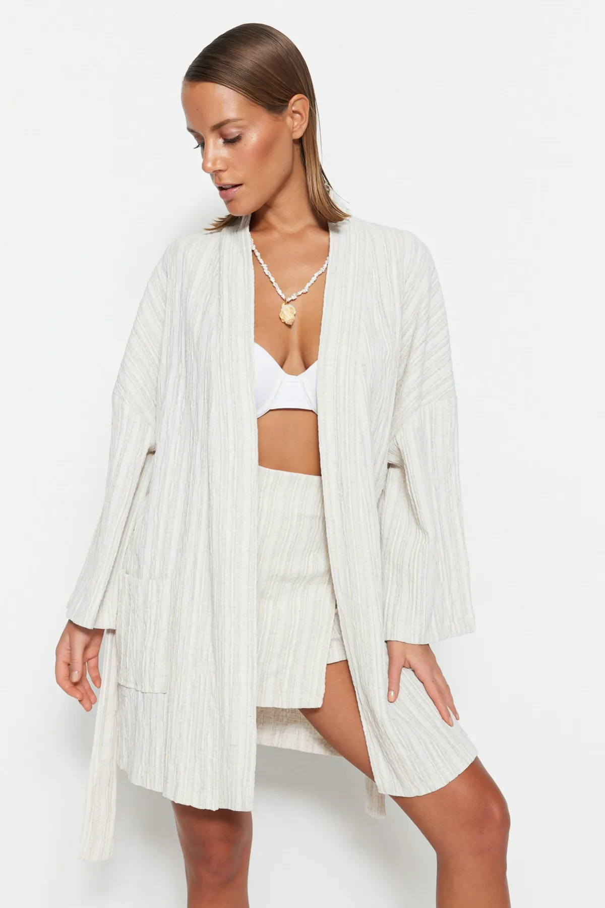 Trendyol Collection  Ecrufarbener, gewebter Mini-Kimono und Kaftan aus Leinenmischung mit Gürtel TBESS23KM00081