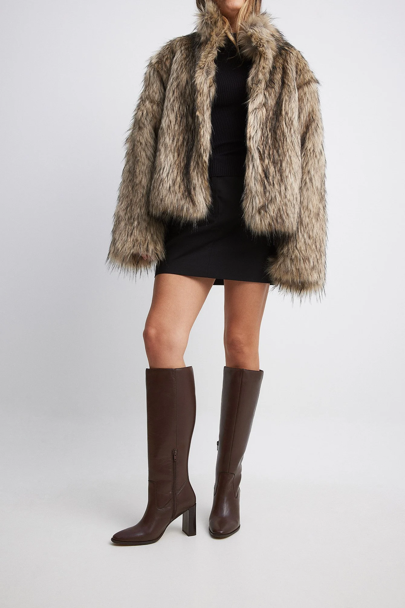 Kniehohe Lederstiefel mit abgerundeter Spitze