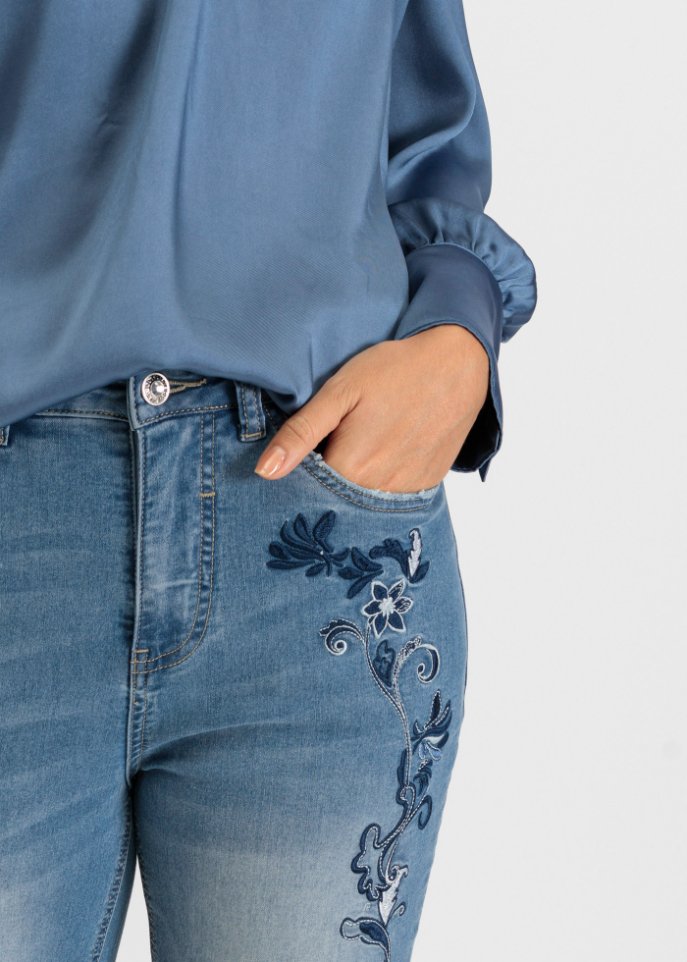 Jeans mit Stickerei