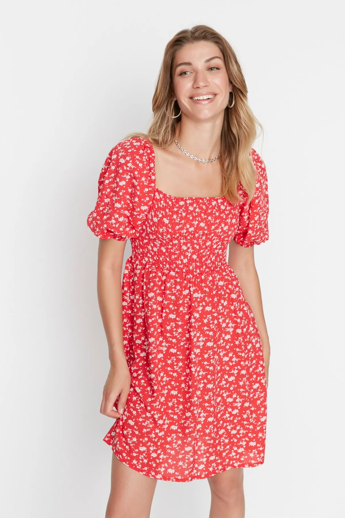 Trendyol Collection  Rotes Gimped-Minikleid aus Viskose mit floraler Taille und Öffnung TWOSS22EL0370