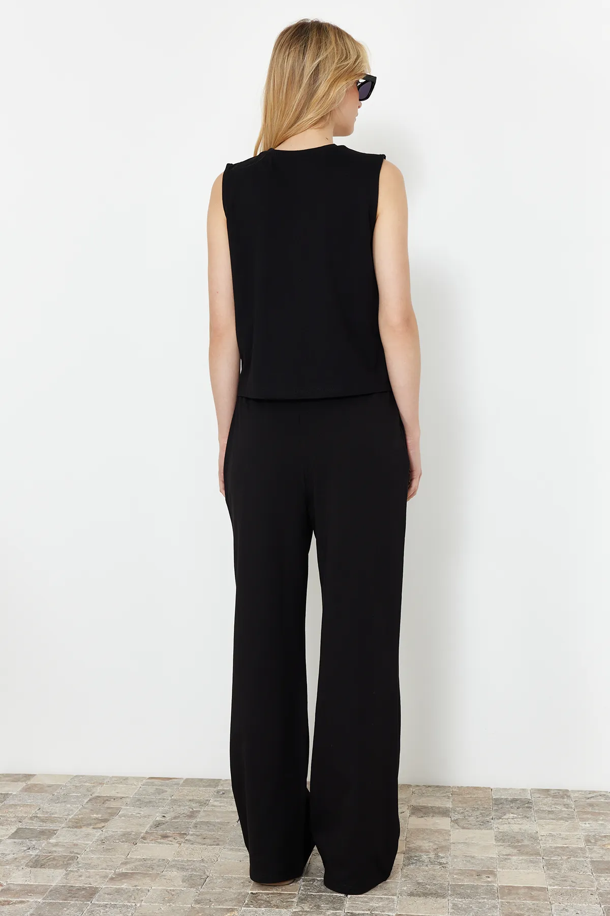Trendyol Collection  Schwarzes Set aus Oberteil und Unterteil aus 100 % Baumwolle mit weitem Bein und ohne Ärmel TWOSS24AU00062