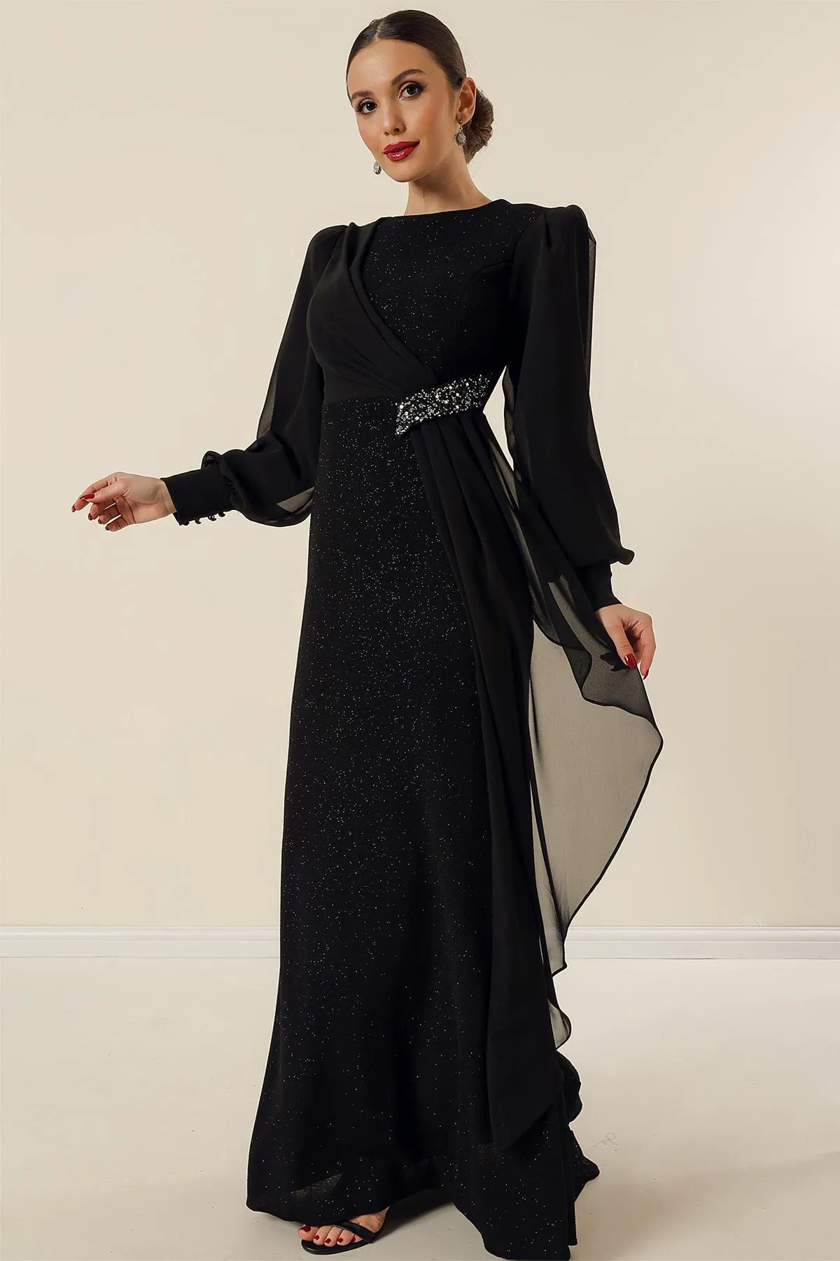 By Saygı  Lycra-Chiffon, detailliertes, gefüttertes, langes, glitzerndes, weites Kleid mit Steinaccessoires an der Taille