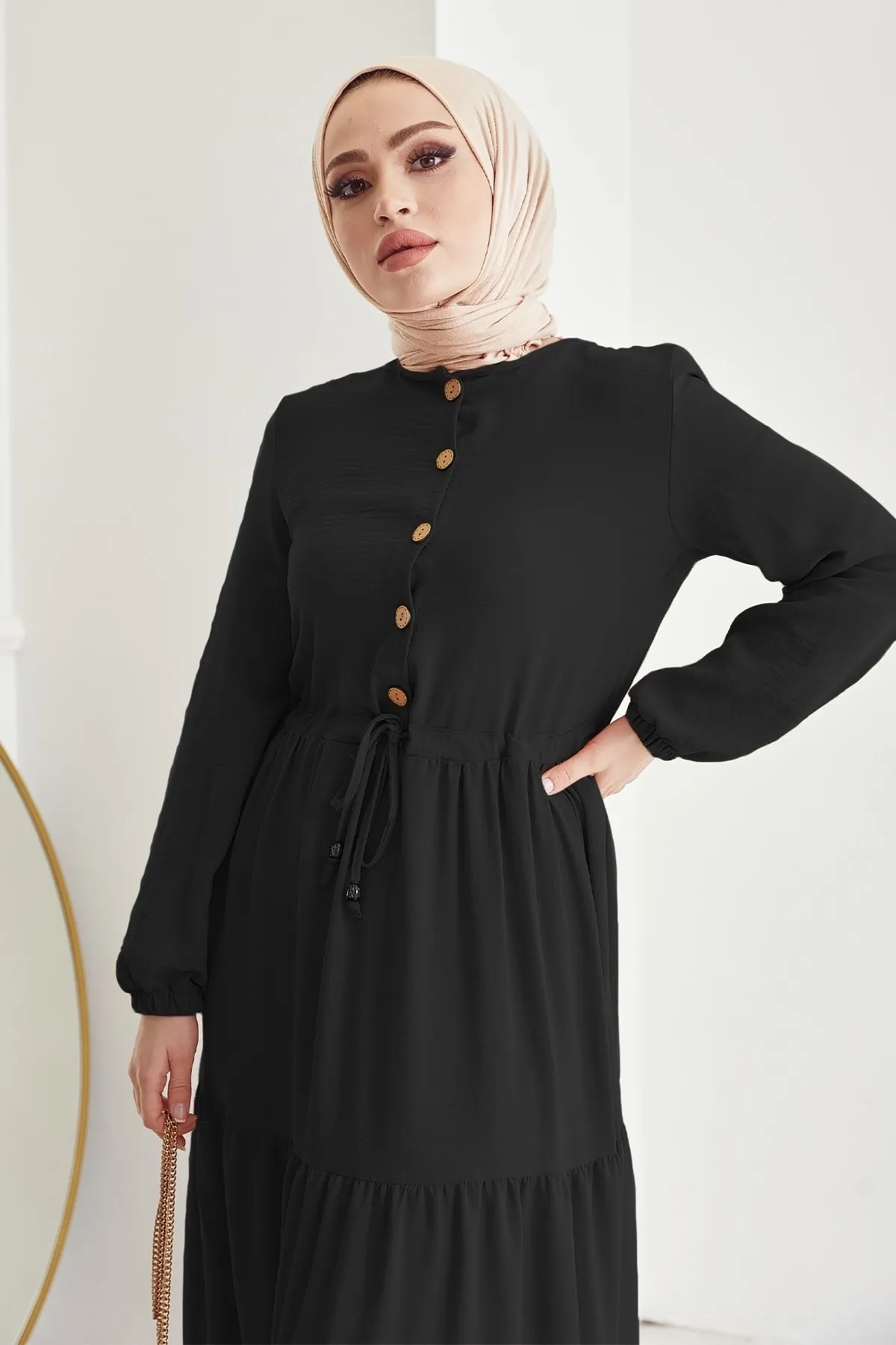 InStyle  Pamela Ayrobin Hijab-Kleid mit Knöpfen – Schwarz