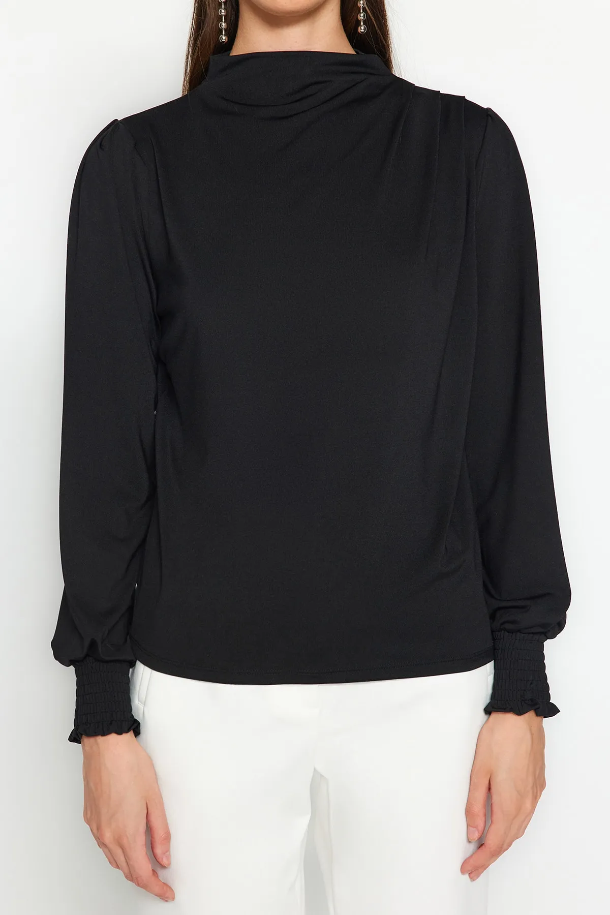 Trendyol Collection  Schwarze, hochgeschlossene, reguläre Passform, flexible Strickbluse mit Gipe-Detail und TWOAW24BZ00022