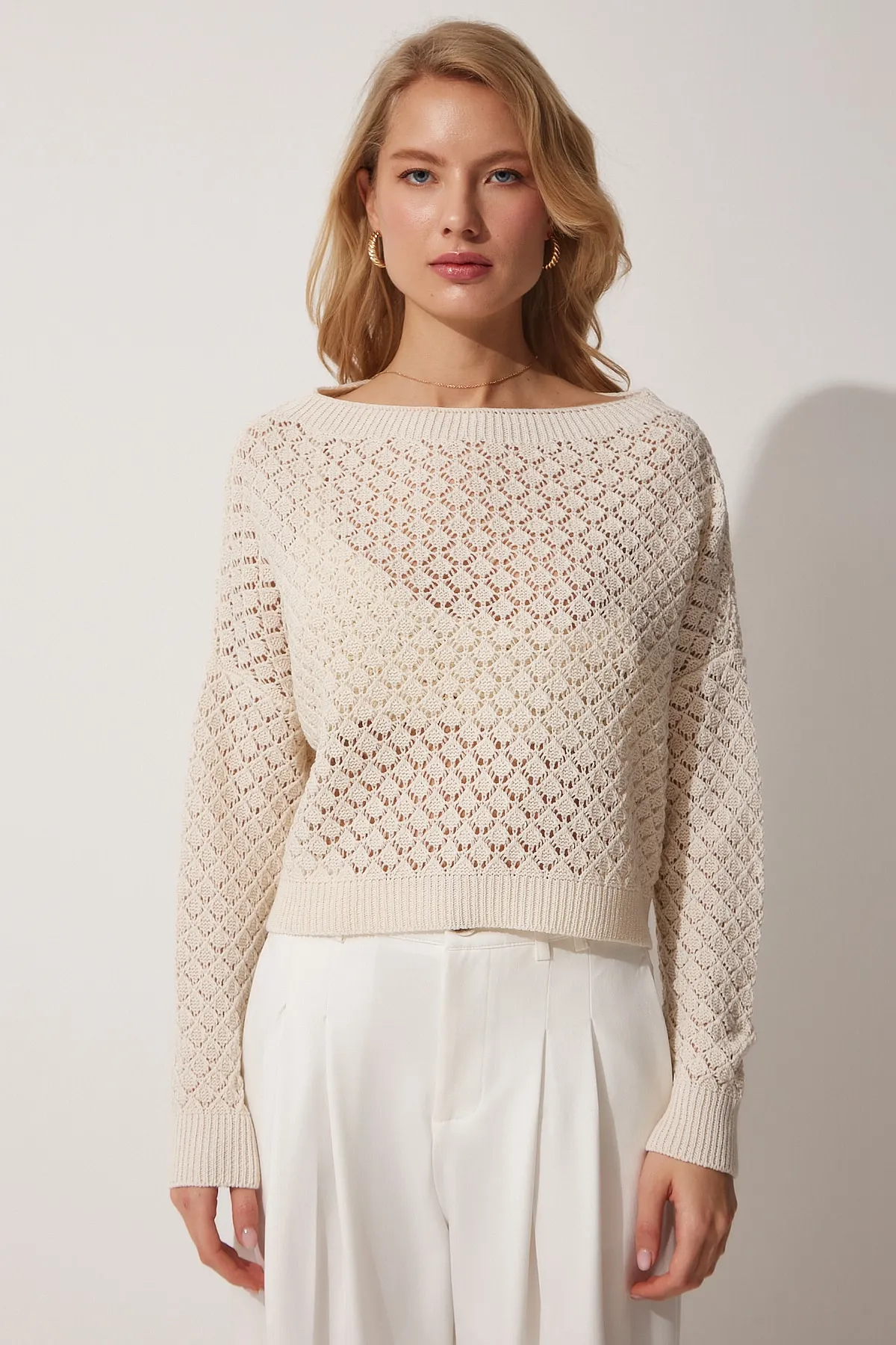 Happiness İstanbul  Cremefarbene durchbrochene Sommerstrickbluse mit U-Boot-Ausschnitt für Damen NJ00123