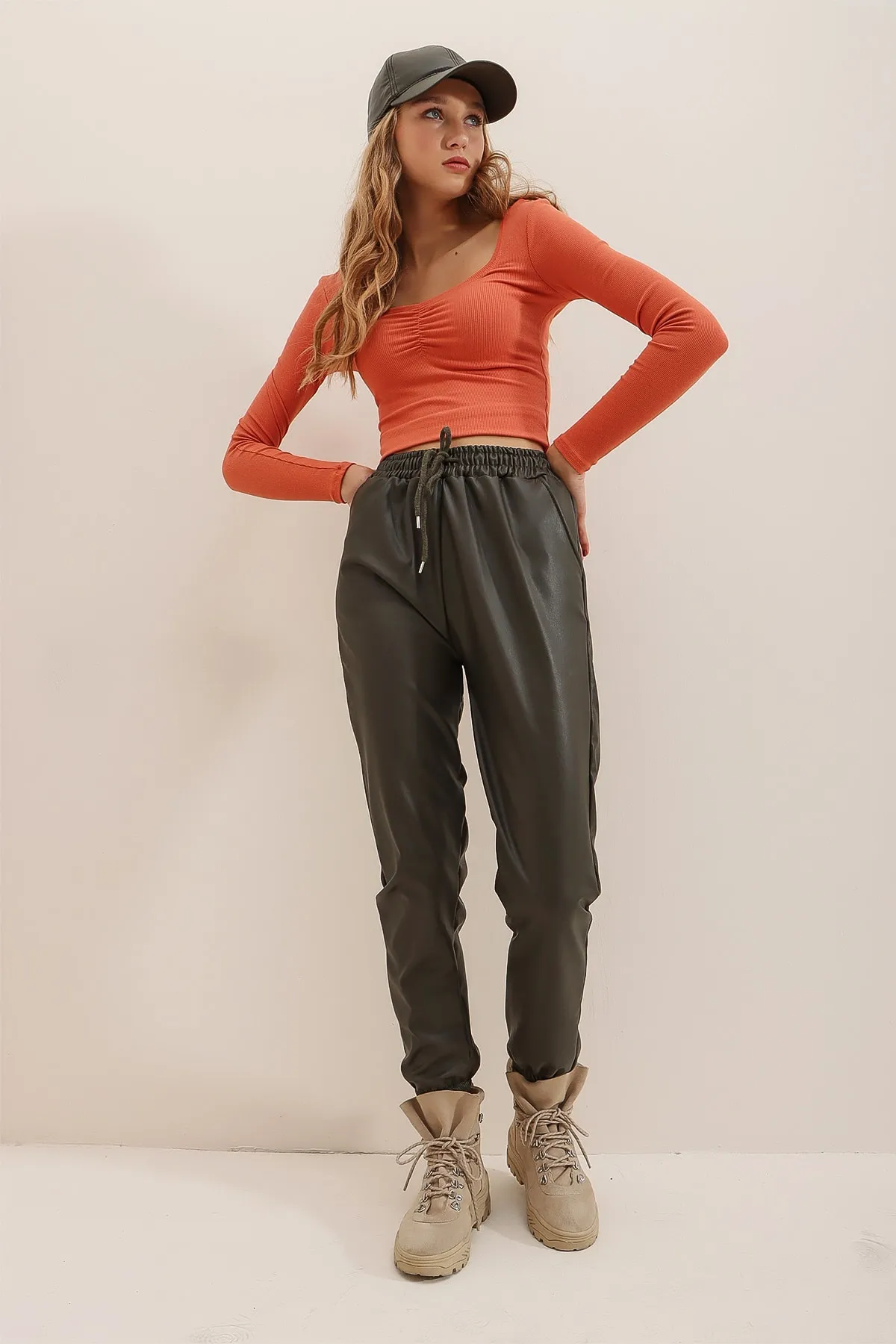 Trend Alaçatı Stili  Khakifarbene Damen-Hose aus Kunstleder mit doppelten Taschen an der Taille und am Handgelenk, elastisch, lässig, ALC-X7329