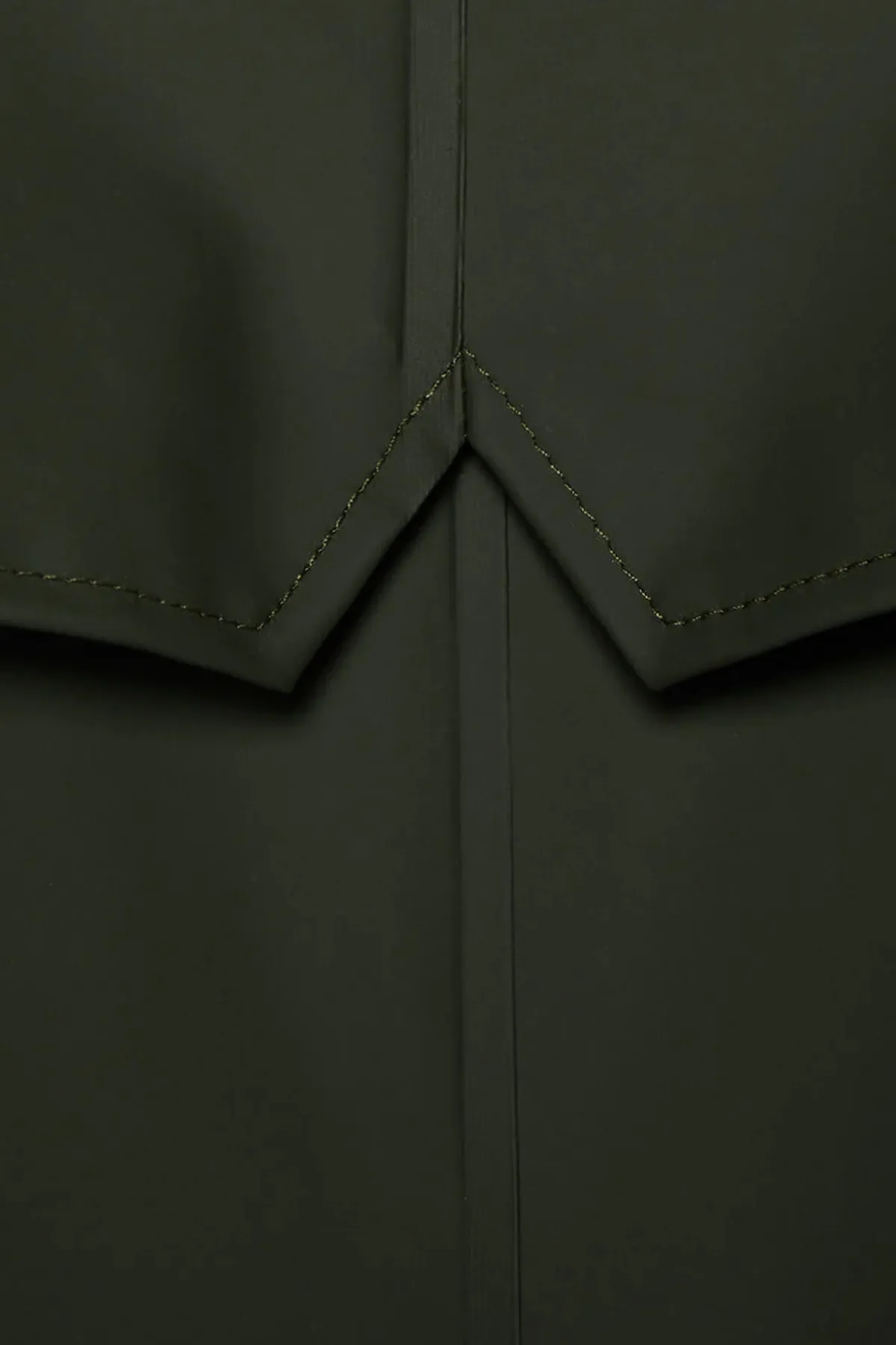 Rains  Die wasserdichte Jacke ist aus dem charakteristischen PU-Stoff von Rains geschnitten und verfügt über ultraschallverschweißte Nähte