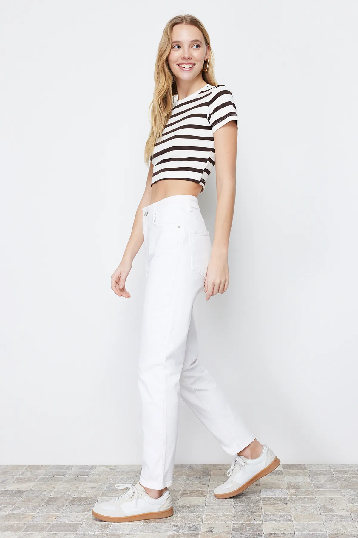Trendyol Collection  Weiße, nachhaltigere Mom-Jeans mit hoher Taille TWOSS24JE00122