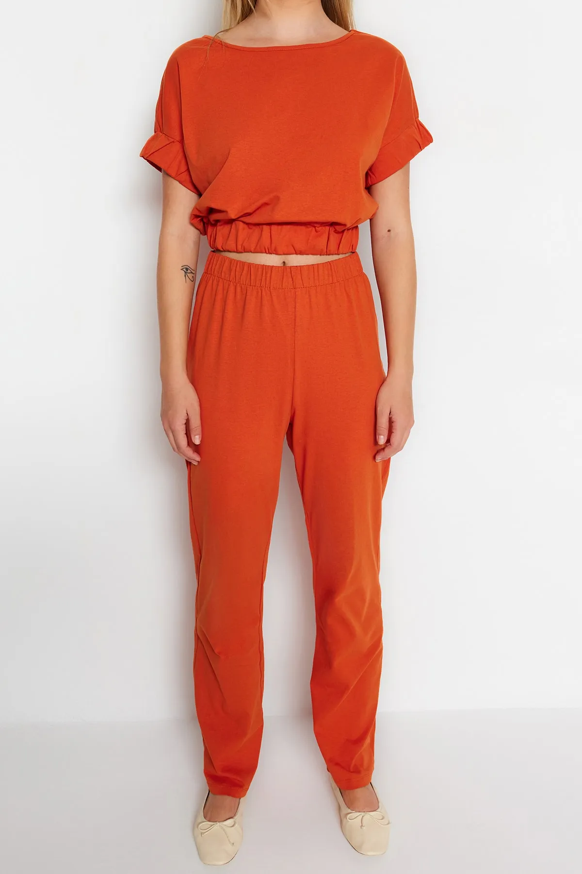 Trendyol Collection  Set aus gefliestem Baumwollbund, elastischem, detailliertem T-Shirt, gestrickter Hose und Oberteil THMSS23AU00022