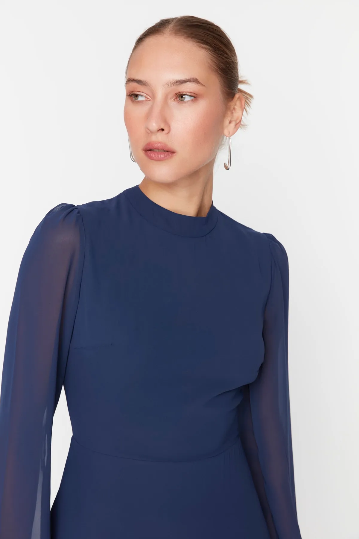 Trendyol Collection  Indigofarbenes A-Linien-Midikleid mit Stehkragen und Chiffongewebe TWOAW20EL1313