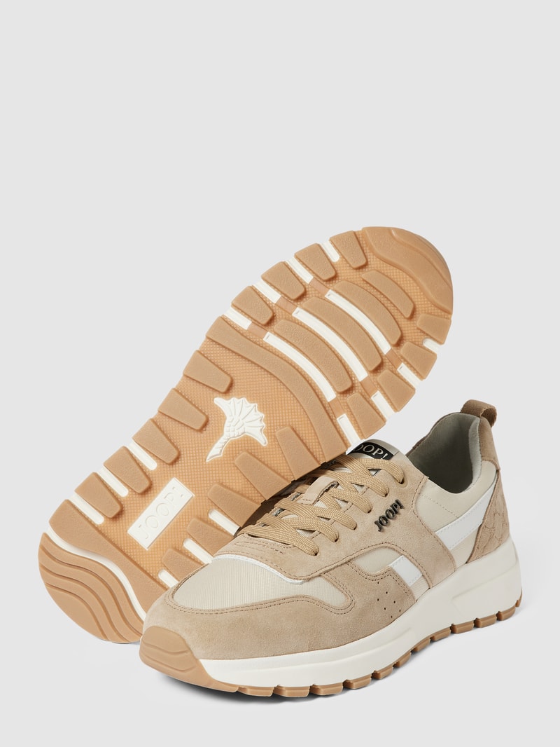 Sneaker mit Label-Applikation in beige