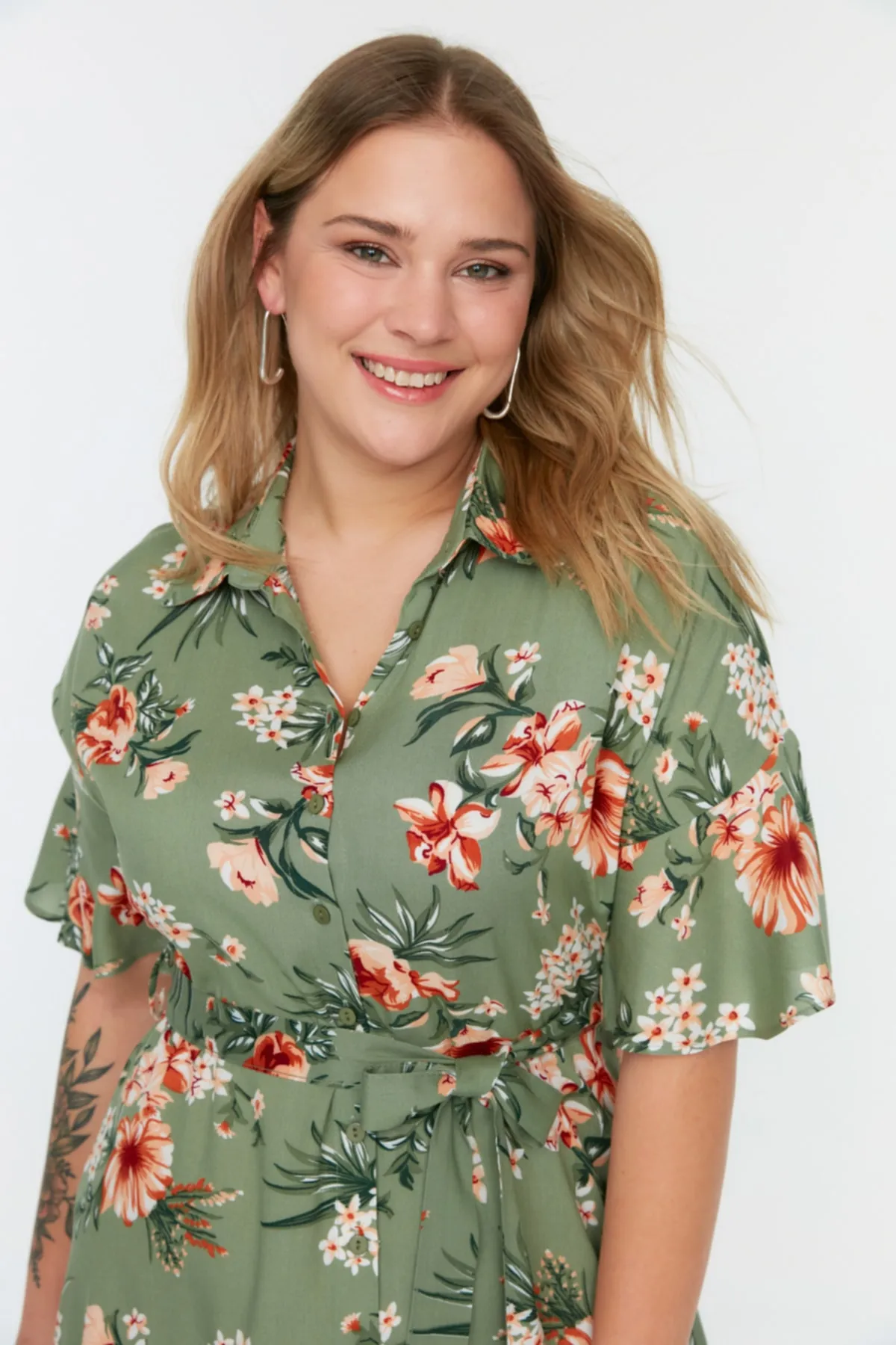 Trendyol Curve  Grünes Hemdblusenkleid mit gewebtem Blumenmuster und Schlitz TBBSS22EL1596