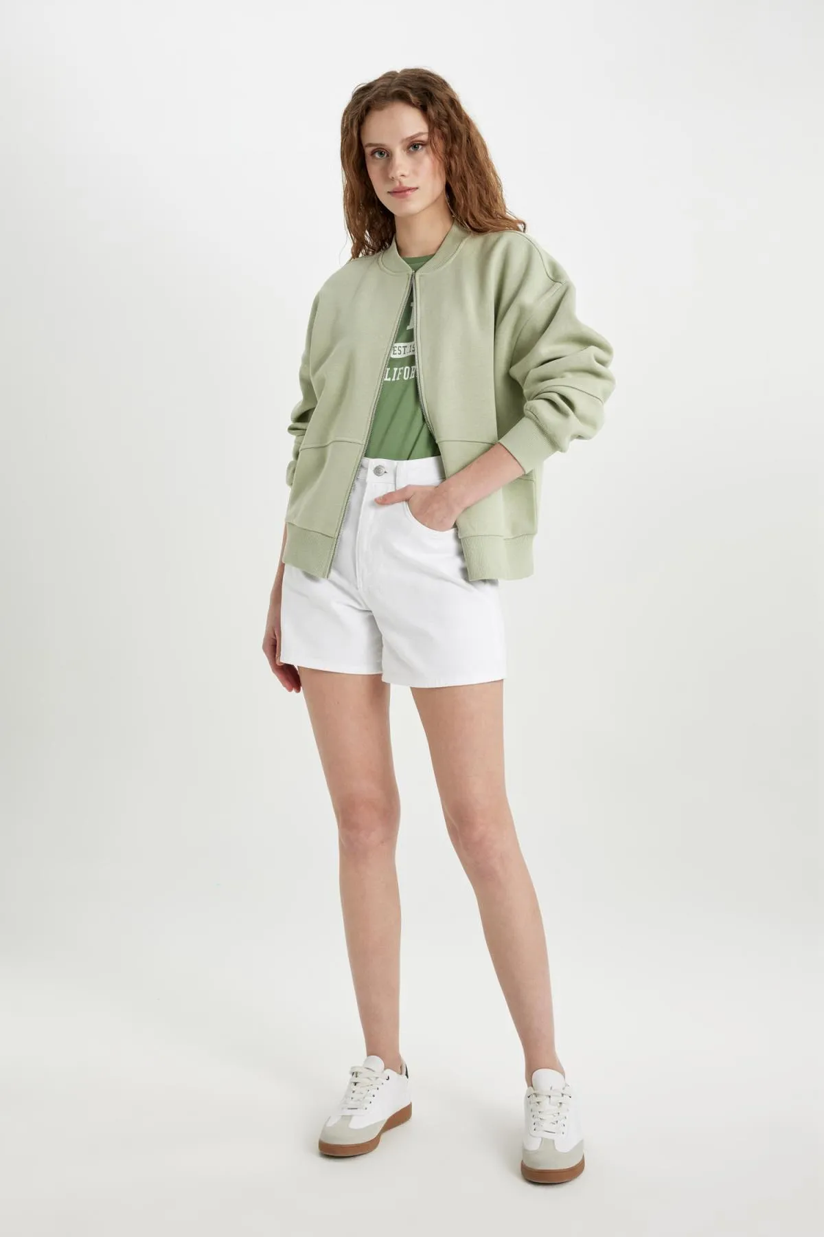 DeFacto  Oversize-Passform, College-Kragen, weicher, pelziger Bomber-Cardigan aus dickem Stoff C5233ax24sp