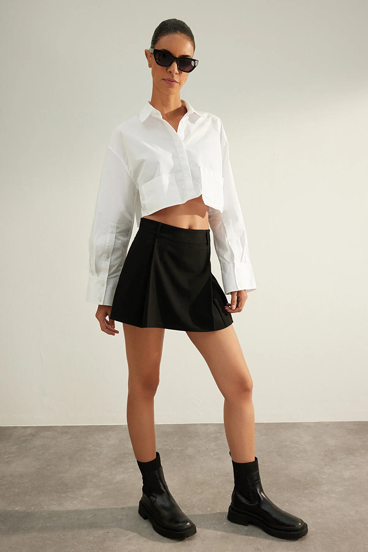 Trendyol Collection  Schwarzer, hochwertiger, plissierter, gewebter Shorts-Rock TWOAW24SR00034