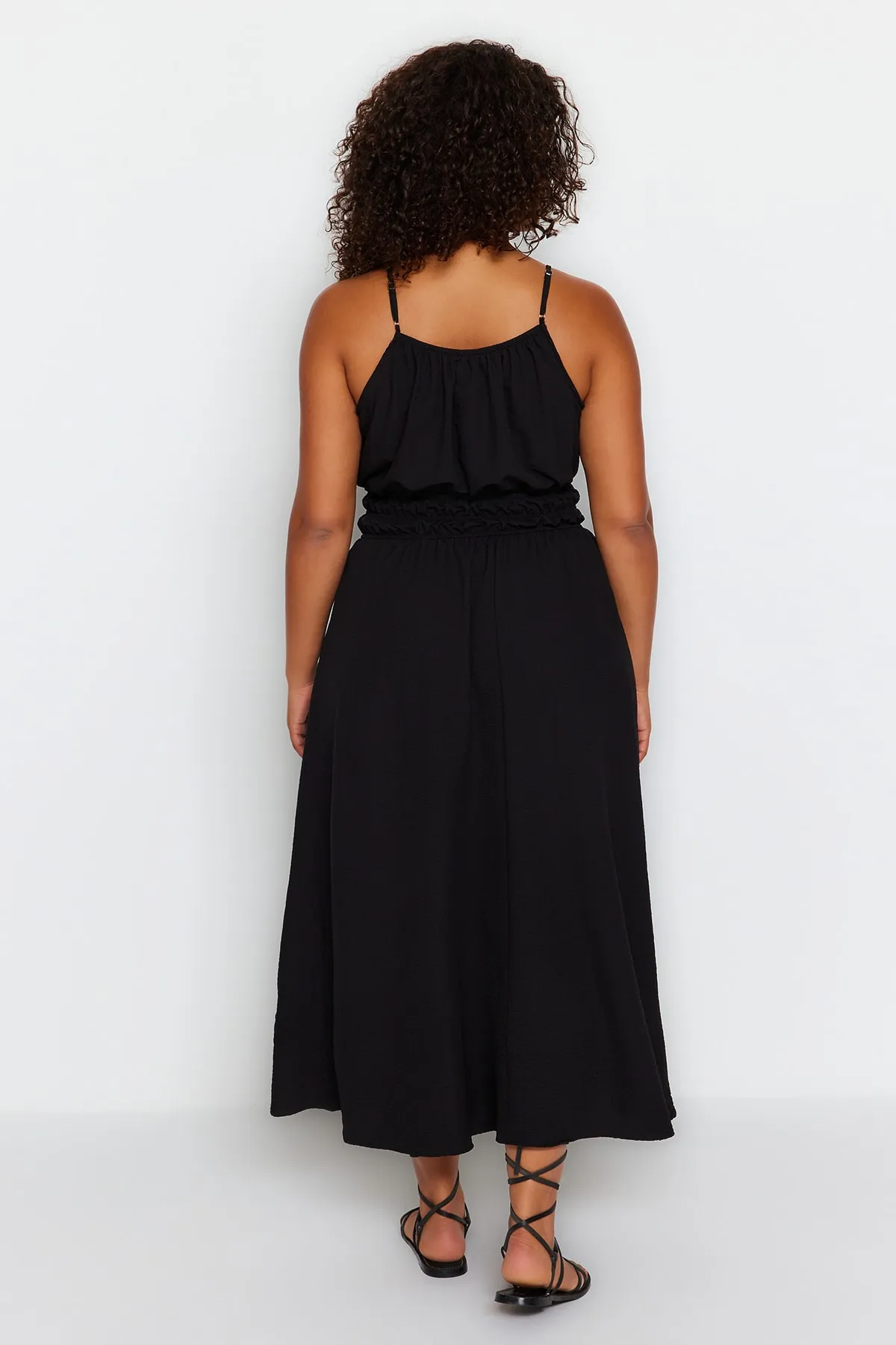 Trendyol Curve  Schwarzes gewebtes Kleid mit elastischer Taille TBBSS23AH00045